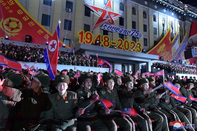 Nhà lãnh đạo Kim Jong-un dự lễ duyệt binh của quân đội Triều Tiên - Ảnh 3.
