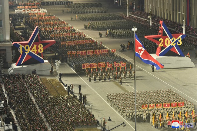 Nhà lãnh đạo Kim Jong-un dự lễ duyệt binh của quân đội Triều Tiên - Ảnh 4.