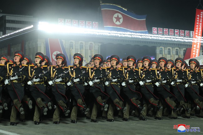 Nhà lãnh đạo Kim Jong-un dự lễ duyệt binh của quân đội Triều Tiên - Ảnh 10.
