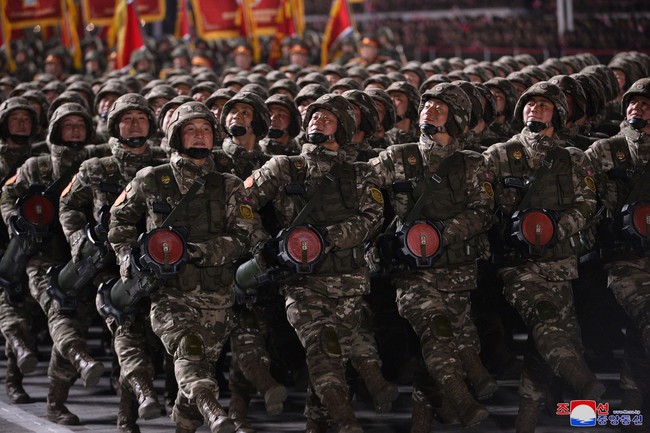 Nhà lãnh đạo Kim Jong-un dự lễ duyệt binh của quân đội Triều Tiên - Ảnh 9.