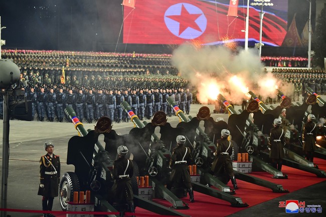 Nhà lãnh đạo Kim Jong-un dự lễ duyệt binh của quân đội Triều Tiên - Ảnh 5.