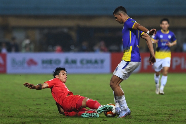 Văn Hậu chơi 'hết chân', quyết liệt nhưng vẫn nhận trái đắng trước Hà Nội FC  - Ảnh 1.