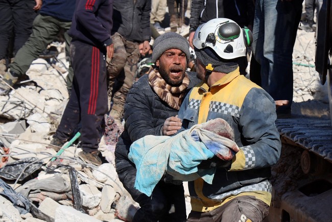 Động đất tại Thổ Nhĩ Kỳ và Syria: Số nạn nhân thiệt mạng tăng lên hơn 15.000 người - Ảnh 3.