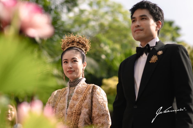 Đám cưới trong mơ của 'mỹ nhân chuyển giới đẹp nhất Thái Lan' Nong Poy: Cô dâu đội vương miện bằng vàng hạnh phúc cùng chú rể bước vào hôn lễ - Ảnh 3.