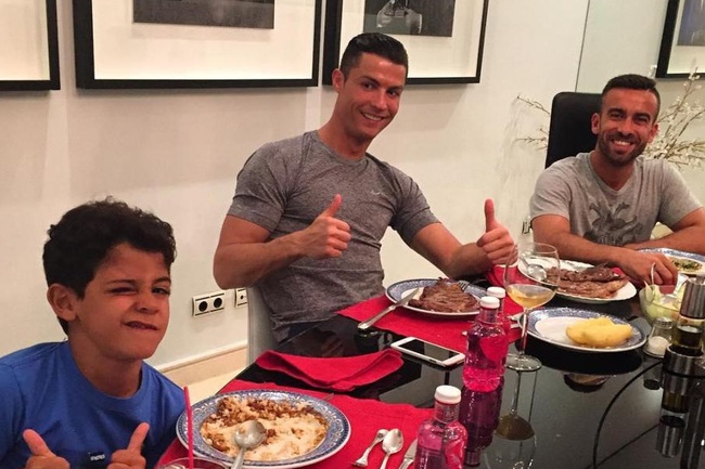 Cầu thủ trẻ tiết lộ 'suýt chết' sau khi ăn theo thực đơn của Ronaldo - Ảnh 1.
