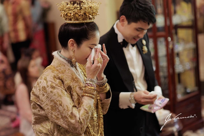 Hình ảnh đầu tiên trong hôn lễ của mỹ nhân chuyển giới Nong Poy: Cô dâu đội vương miện vàng cùng chú rể điển trai chính thức xuất hiện - Ảnh 9.