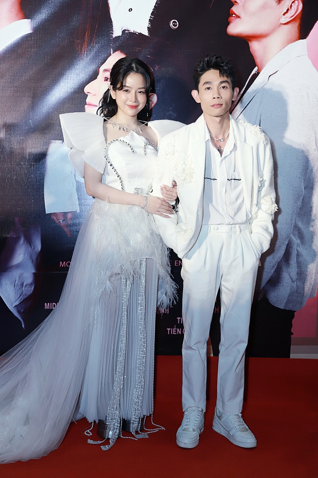 Cặp đôi Hồng Thanh - DJ Mie cực kỳ tình tứ đi xem phim giữa tin đồn chia tay - Ảnh 3.