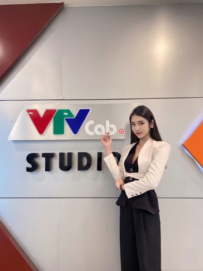 MC VTV 'gây bão' tại 'Hoa hậu Chuyển giới Việt Nam':  Ảnh ngoài đời xinh như công chúa - Ảnh 3.