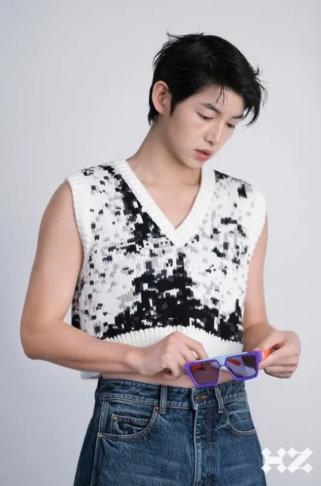 Song Joong Ki khiến fan 'nhức mắt' khi lần đầu diện crop top trên tạp chí - Ảnh 2.