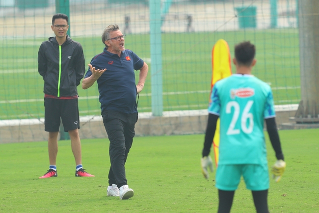 HLV Troussier không hài lòng, bắt lỗi ham chuyền dài của đội tuyển Việt Nam - Ảnh 1.