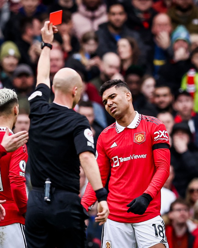 Casemiro lĩnh thẻ đỏ tai hại, Man United suýt 'ôm hận' bởi đội bóng cuối bảng - Ảnh 2.