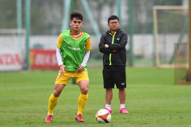 Vừa sát cánh ở U20 châu Á, đôi bạn thân Quốc Việt, Văn Trường đã phải đối đầu nhau ở U23 Việt Nam - Ảnh 4.
