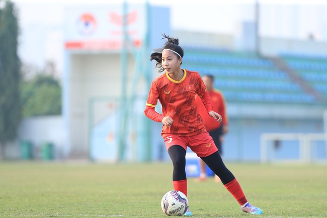 Đội trưởng U20 nữ Việt Nam: Mạnh mẽ trên sân, xinh đẹp, dịu dàng ở ngoài đời - Ảnh 2.