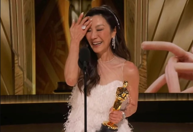 Chiến thắng rạng danh Châu Á của Dương Tử Quỳnh tại Oscar 2023: 'Ngọn hải đăng của hy vọng' - Ảnh 5.