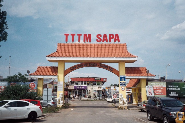 Hóa ra ở châu Âu cũng có một khu chợ gọi là CHỢ SAPA thân thương gần gũi bán toàn thực phẩm Việt - Ảnh 2.