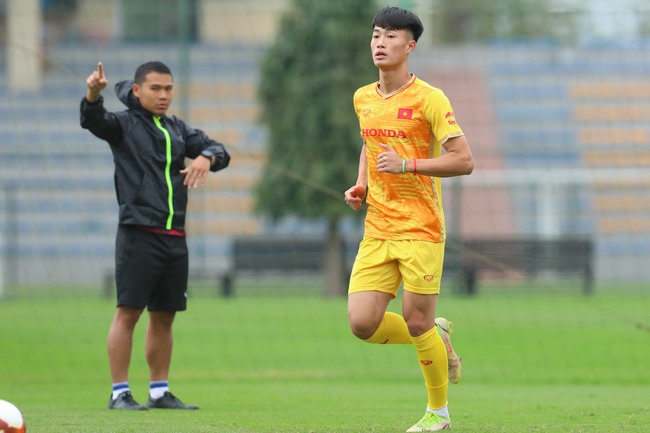 HLV Troussier ‘cười thầm’ với dàn sao U20 Việt Nam, bài toán khó của đội U23 đã tìm ra lời giải? - Ảnh 1.