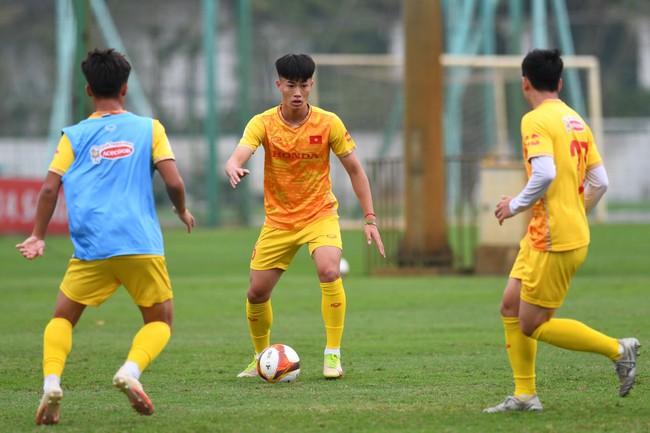 HLV Troussier ‘cười thầm’ với dàn sao U20 Việt Nam, bài toán khó của đội U23 đã tìm ra lời giải? - Ảnh 3.