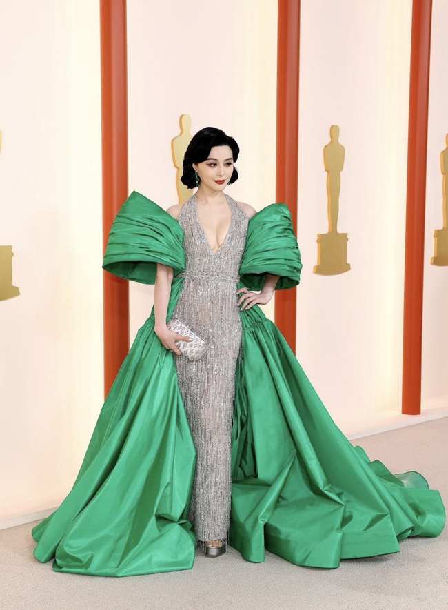 Thảm đỏ lễ trao giải Oscar 2023: Phạm Băng Băng lộng lẫy như 'bà hoàng' lấn át các mỹ nhân Hollywood, sao gốc Việt gây ấn tượng - Ảnh 2.