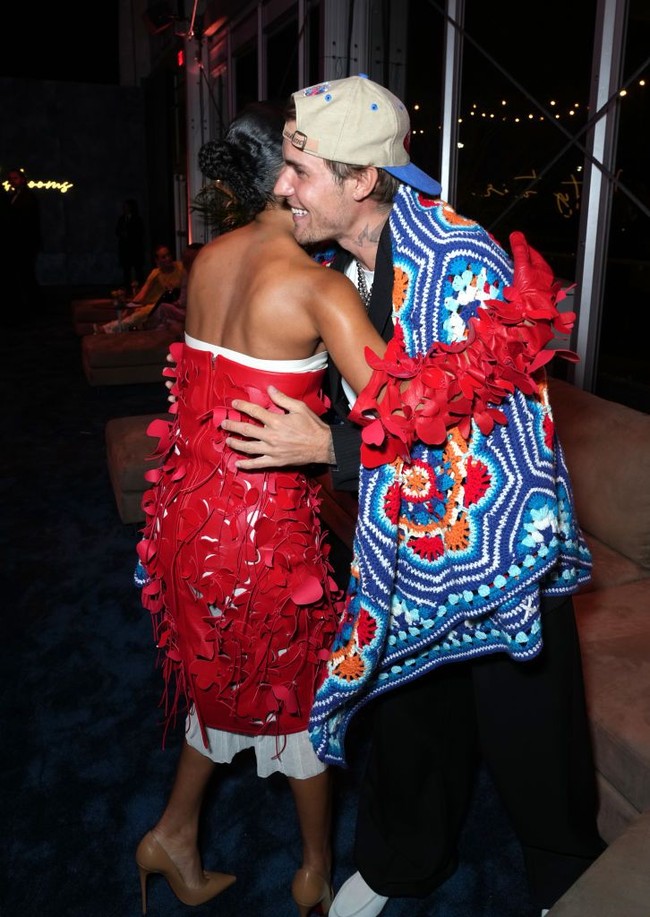 Justin Bieber trốn tránh thảm đỏ vì khoác 'chăn' tới dự tiệc Oscar 2023  - Ảnh 4.