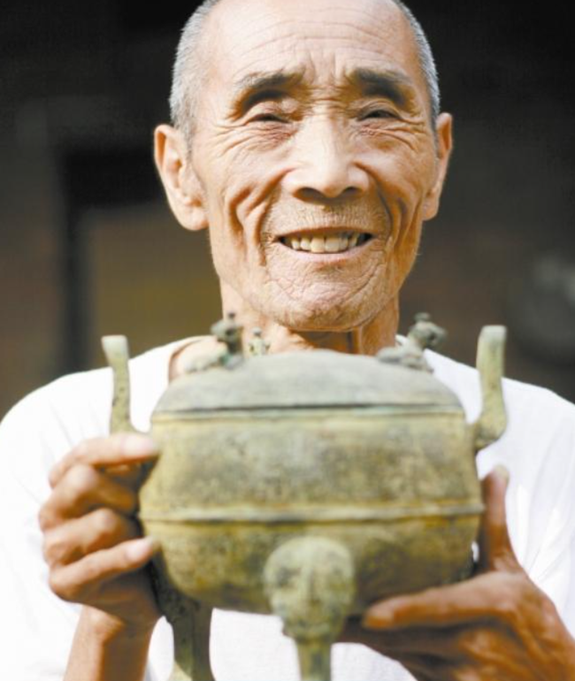 Cụ ông 80 tuổi làm giàu từ 'đồ giả': Giúp cả làng ăn nên làm ra, một năm kiếm về hơn 500 tỷ đồng nhờ hàng nhái - Ảnh 2.