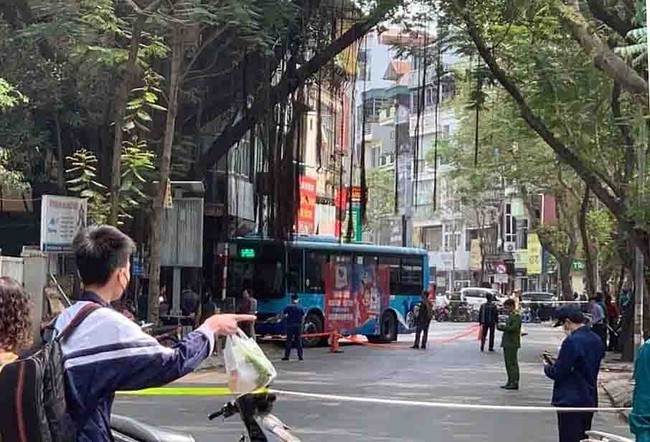 Điều tra nguyên nhân vụ xe bus gây tai nạn trên phố Đội Cấn, Hà Nội - Ảnh 3.