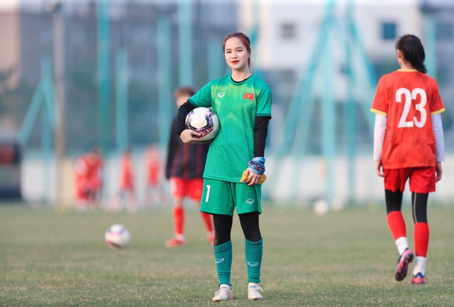 Nhan sắc xinh đẹp cuốn hút của nữ thủ môn U20 Việt Nam - Ảnh 2.