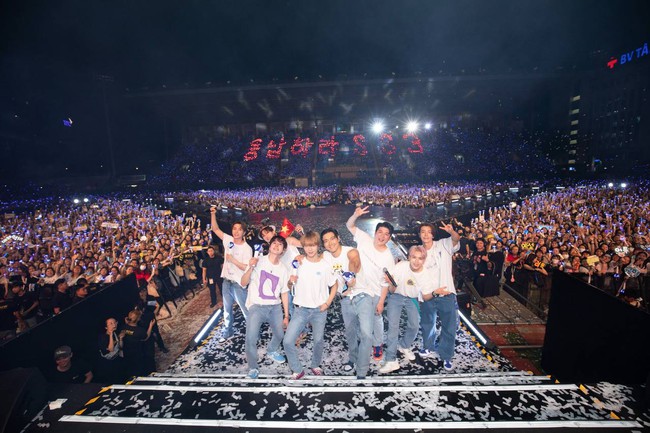 Super Junior khiến fan Việt náo loạn với loạt ảnh check-in giống hệt một địa điểm nổi tiếng ở Việt Nam - Ảnh 2.