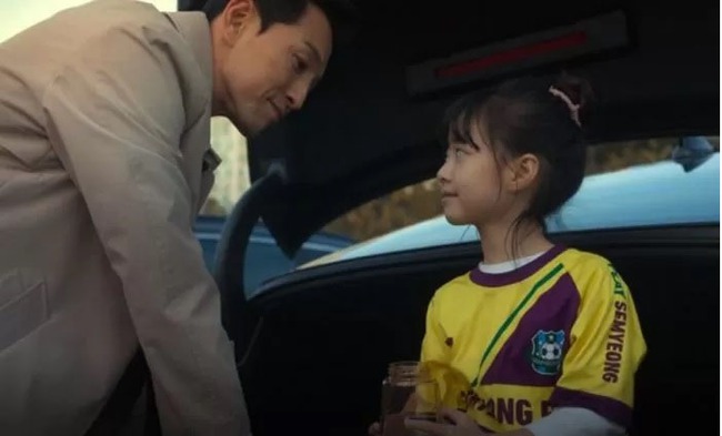 Phim 'The Glory': Lý do Ha Do Young tiếp tục nuôi Ye Sol, cô con gái sinh ra từ cuộc tình của Park Yeon Jin và Jeon Jae Joon - Ảnh 3.