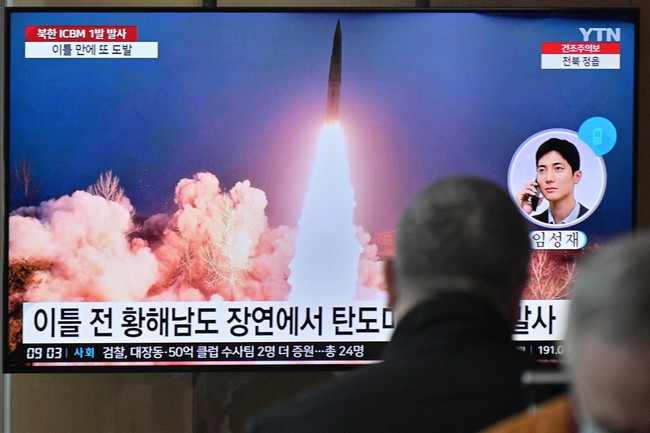 Triều Tiên phóng tên lửa đạn đạo - Ảnh 1.