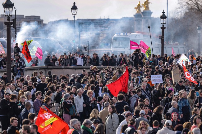 Hàng nghìn người biểu tình phản đối cải cách chế độ hưu trí tại Pháp - Ảnh 1.