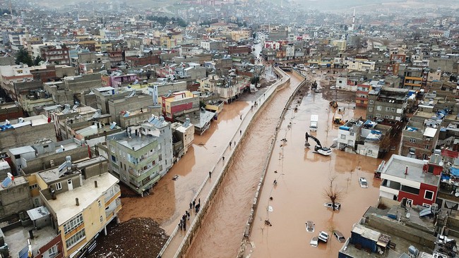 Thổ Nhĩ Kỳ vẫn tiếp tục thảm họa: Các thành phố vừa đổ nát vì động đất giờ ngập trong lũ lụt, đường bị xẻ đôi trong giây lát, nhà cửa xe cộ đều cuốn trôi   - Ảnh 6.