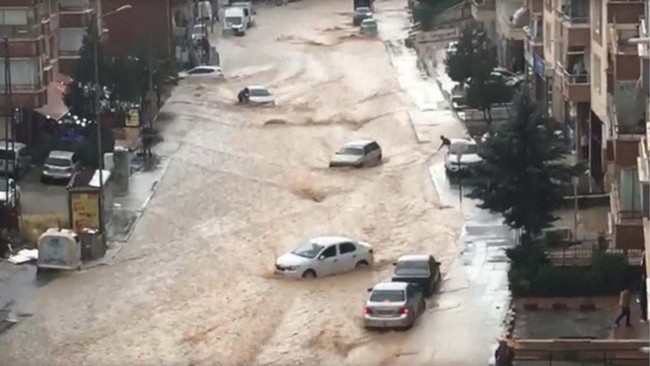 Thổ Nhĩ Kỳ vẫn tiếp tục thảm họa: Các thành phố vừa đổ nát vì động đất giờ ngập trong lũ lụt, đường bị xẻ đôi trong giây lát, nhà cửa xe cộ đều cuốn trôi   - Ảnh 4.