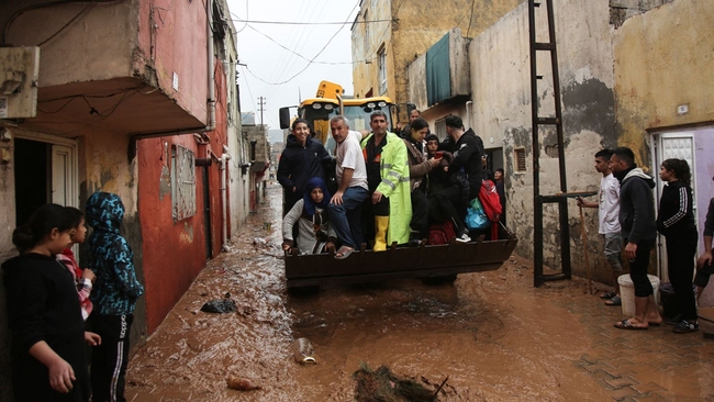 Thổ Nhĩ Kỳ vẫn tiếp tục thảm họa: Các thành phố vừa đổ nát vì động đất giờ ngập trong lũ lụt, đường bị xẻ đôi trong giây lát, nhà cửa xe cộ đều cuốn trôi   - Ảnh 2.