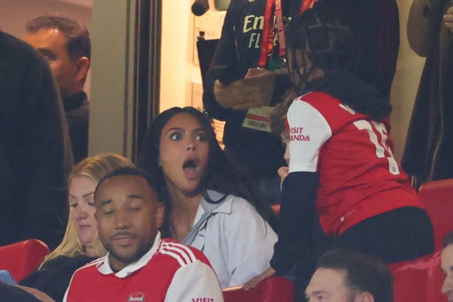 Kim Kardashian bất ngờ tới xem Arsenal thi đấu, nhận được món quà đặc biệt từ ngôi sao đội bóng - Ảnh 3.