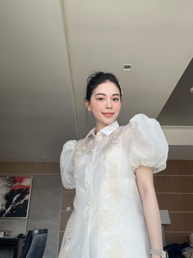 Diện trang phục truyền thống của quê ngoại Phillip Nguyễn, Linh Rin khoe sắc xinh đẹp chuẩn nàng dâu hào môn - Ảnh 3.