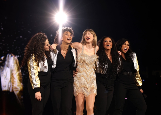 Taylor Swift mở màn The Eras Tour quá ngoạn mục: truyền thông Mỹ đồng loạt cho điểm tuyệt đối, phong luôn làm “Nữ hoàng nhạc Pop”!  - Ảnh 5.