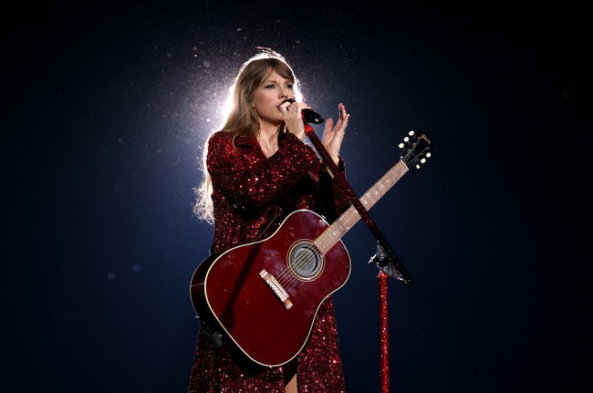 Taylor Swift mở màn The Eras Tour quá ngoạn mục: truyền thông Mỹ đồng loạt cho điểm tuyệt đối, phong luôn làm “Nữ hoàng nhạc Pop”!  - Ảnh 4.