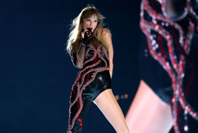 Taylor Swift mở màn The Eras Tour quá ngoạn mục: truyền thông Mỹ đồng loạt cho điểm tuyệt đối, phong luôn làm “Nữ hoàng nhạc Pop”!  - Ảnh 3.