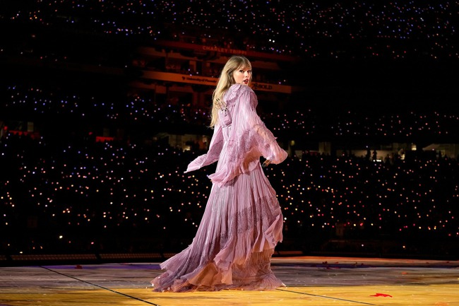Taylor Swift mở màn The Eras Tour quá ngoạn mục: truyền thông Mỹ đồng loạt cho điểm tuyệt đối, phong luôn làm “Nữ hoàng nhạc Pop”!  - Ảnh 1.