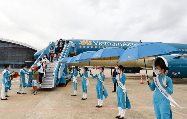 Hàng không Việt Nam đón khách bay thường lệ đầu tiên từ Trung Quốc sau đại dịch Covid-19 - Ảnh 1.