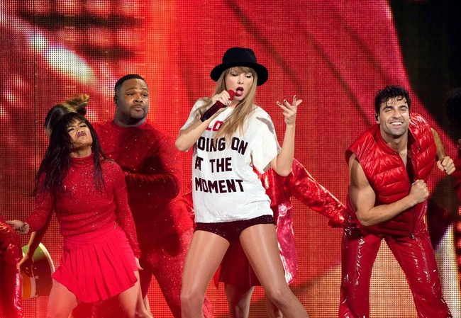 Taylor Swift mở màn The Eras Tour quá ngoạn mục: Truyền thông Mỹ đồng loạt cho điểm tuyệt đối, phong luôn làm 'Nữ hoàng nhạc Pop'!
 - Ảnh 6.