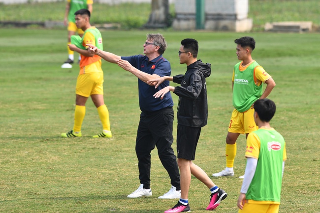 HLV Philippe Troussier yêu cầu thủ môn tập chuyền ngắn, lộ rõ triết lý chơi bóng của U23 Việt Nam  - Ảnh 4.