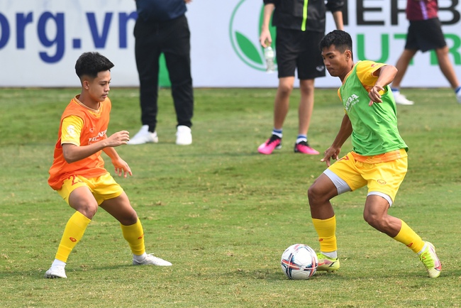 HLV Philippe Troussier yêu cầu thủ môn tập chuyền ngắn, lộ rõ triết lý chơi bóng của U23 Việt Nam  - Ảnh 7.