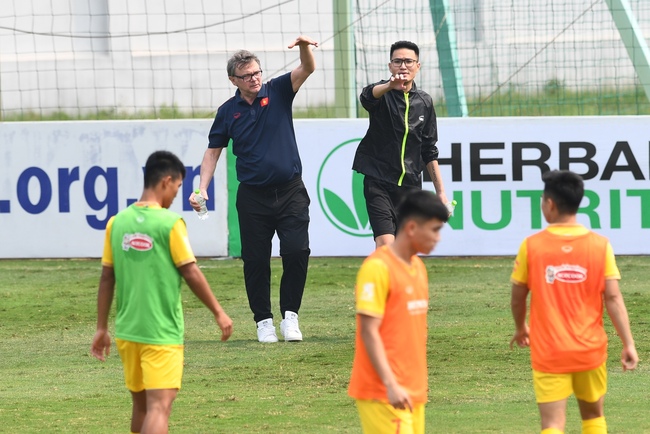 HLV Philippe Troussier yêu cầu thủ môn tập chuyền ngắn, lộ rõ triết lý chơi bóng của U23 Việt Nam  - Ảnh 8.