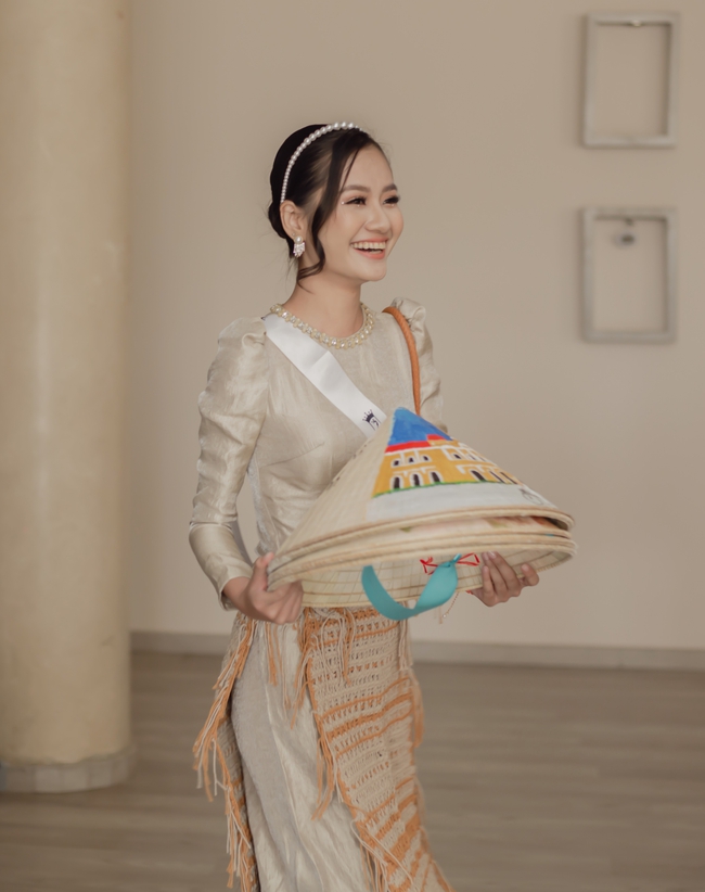 Hoa hậu Nguyễn Thanh Hà gây ấn tượng tại Ai Cập với nón lá Việt  - Ảnh 1.