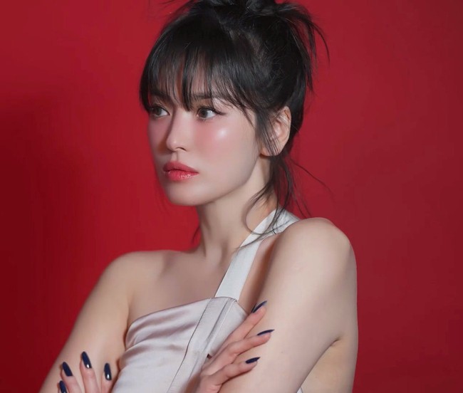 Song Hye Kyo khiến netizen dậy sóng với chủ đề nhan sắc tuổi 43: Sách giáo khoa về vẻ đẹp hình mẫu  - Ảnh 2.