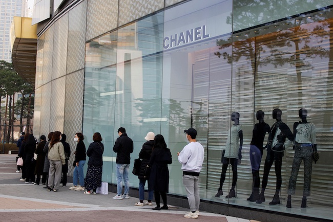 Quốc gia giàu nhất châu Á nơi cơn sốt hàng hiệu truyền đến những đứa trẻ, sinh ra đã mặc áo Burberry, xách túi Chanel là chuyện thường - Ảnh 2.
