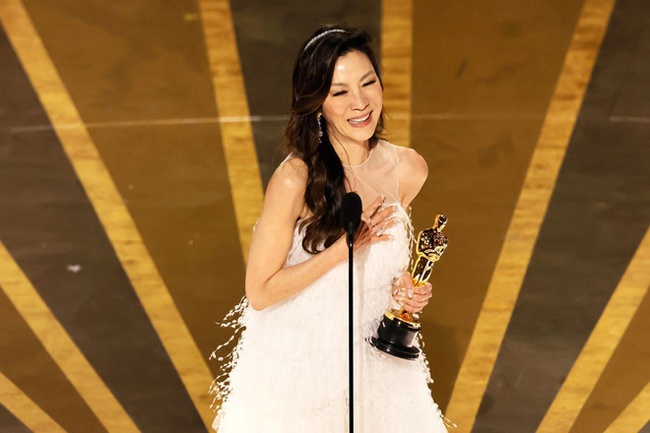 Chương Tử Di bị chỉ trích vì 'phớt lờ' giải Oscar của Dương Tử Quỳnh - Ảnh 1.