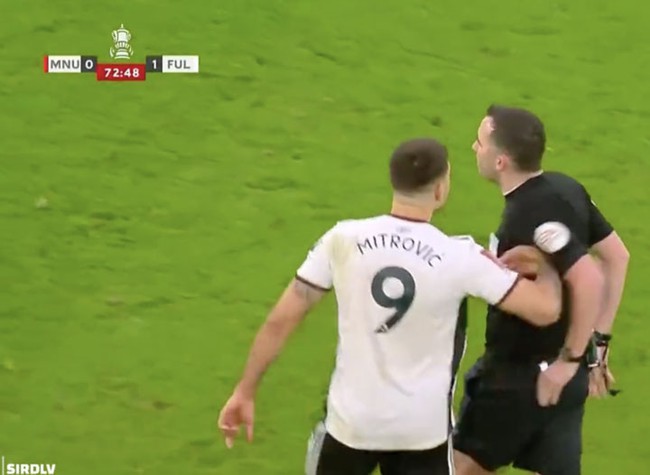 Mitrovic bị đuổi vì xô đẩy trợ lí trọng tài ở trận gặp MU gặp Fulham