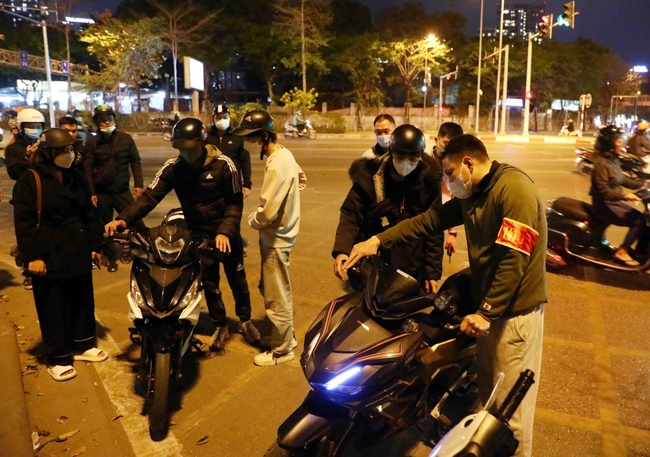 Công an Hà Nội bắt giữ nhiều thanh thiếu niên điều khiển xe máy gây mất trật tự an toàn giao thông - Ảnh 1.